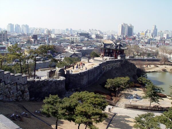 1200px-Hwaseong_Third_North_Secret_Gate_and_Dongbuk_Gangnu_-_2009-03-01