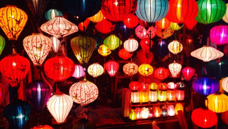 Rekomendasi Wisata: Festival Lentera Teratai, Dimana Tradisi Buddha Dirayakan