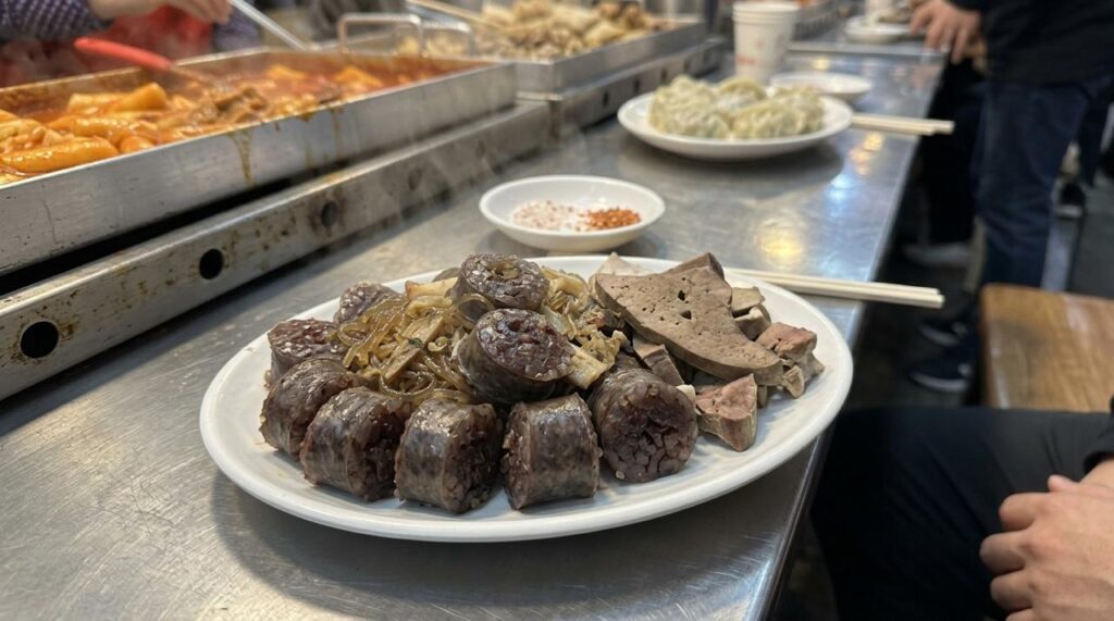 Sosis darah tradisional Korea berisi campuran dangmyeon (soun), nasi ketan, dan darah babi.
