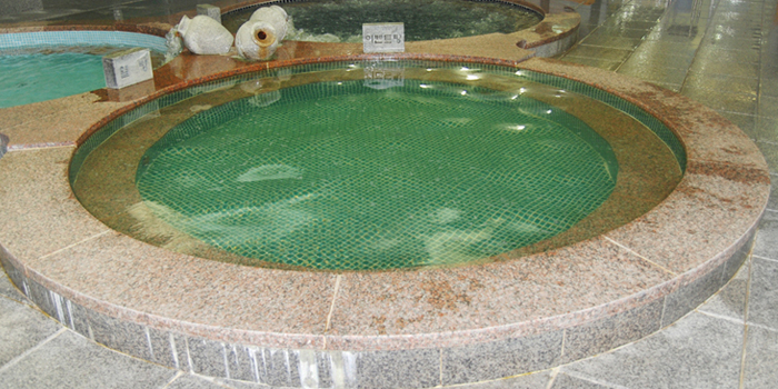Fasilitas pemandian air panas di sauna Riverside Spa Land