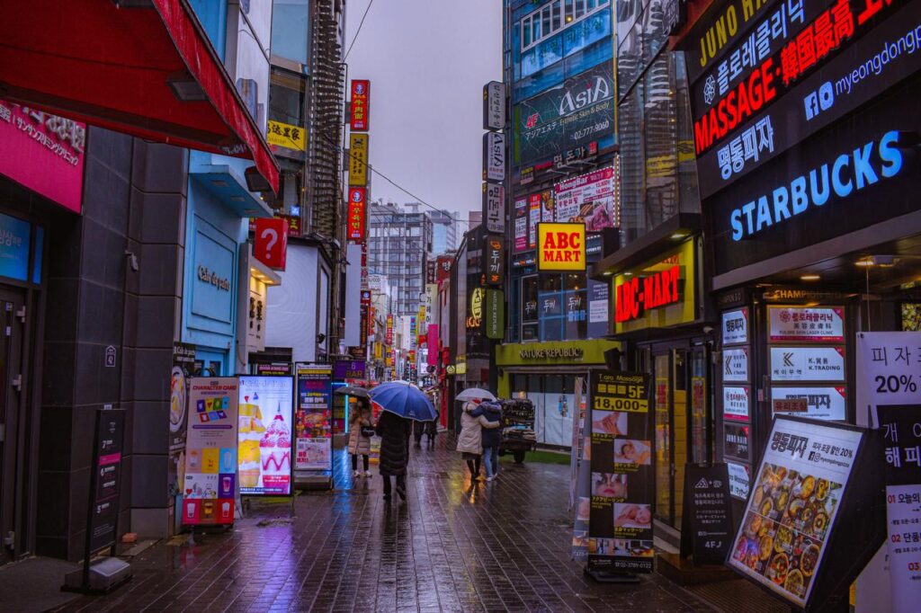 Myeongdong Seoul dengan toko dan kuliner Korea